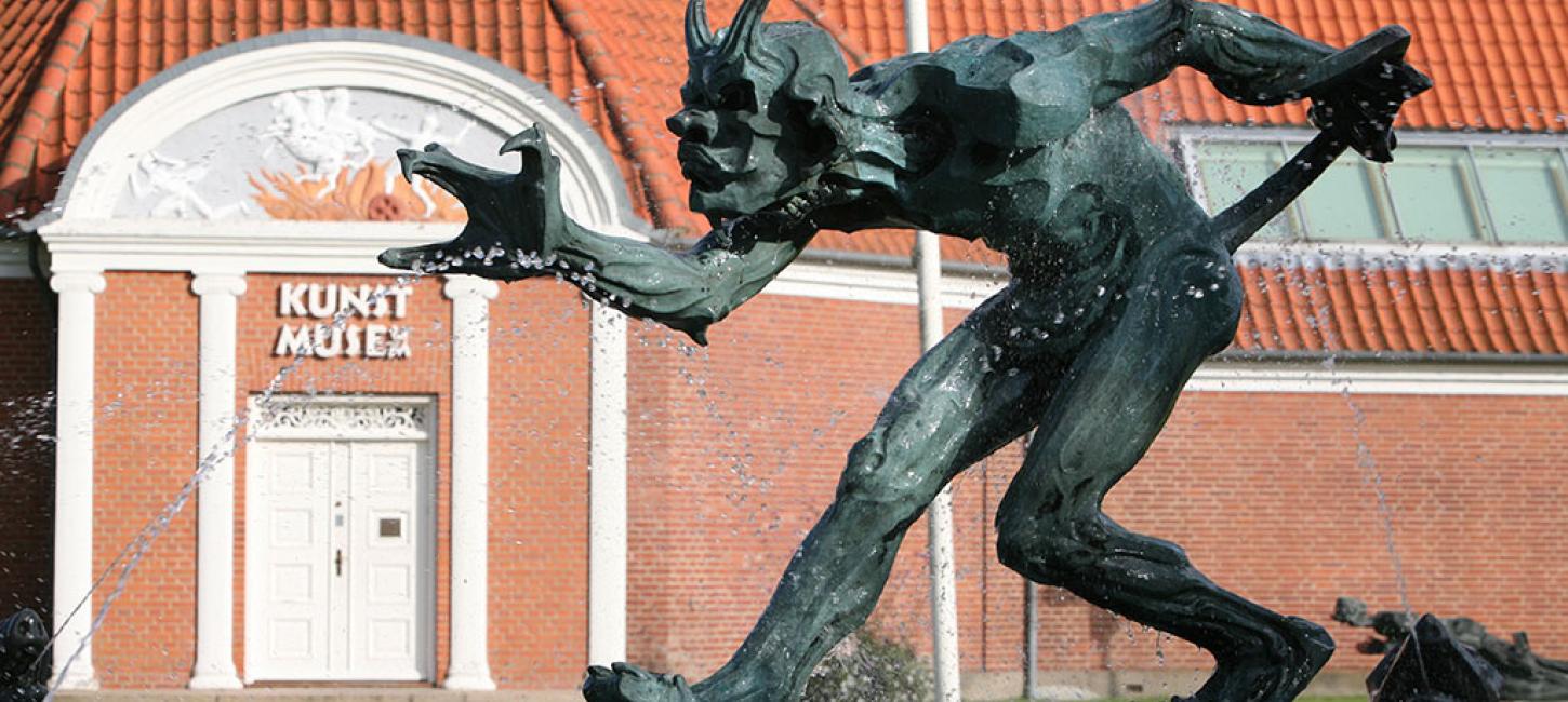 Trolden foran Vejen Kunstmuseum