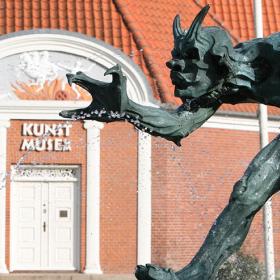 Trolden foran Vejen Kunstmuseum 