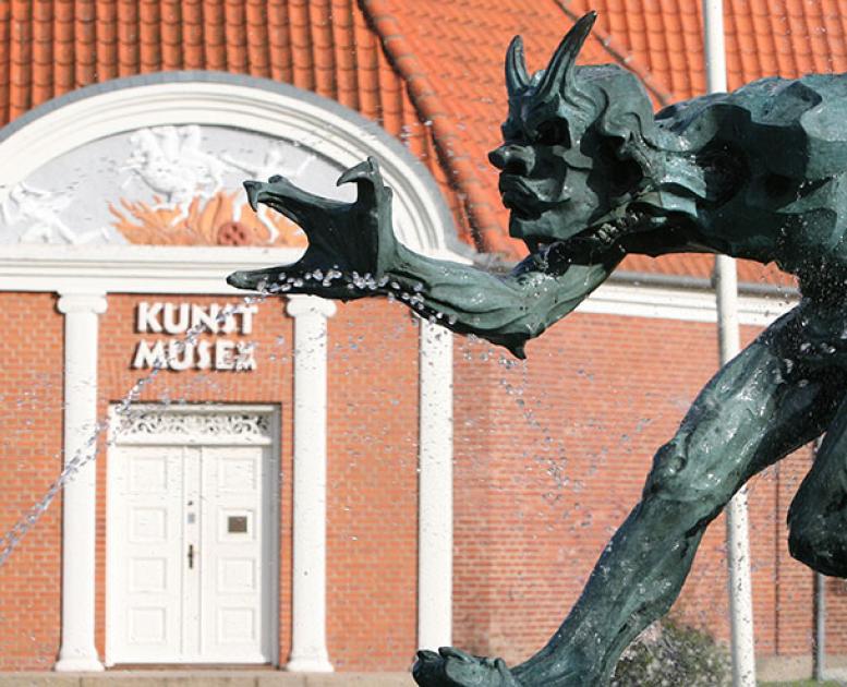 Trolden foran Vejen Kunstmuseum 