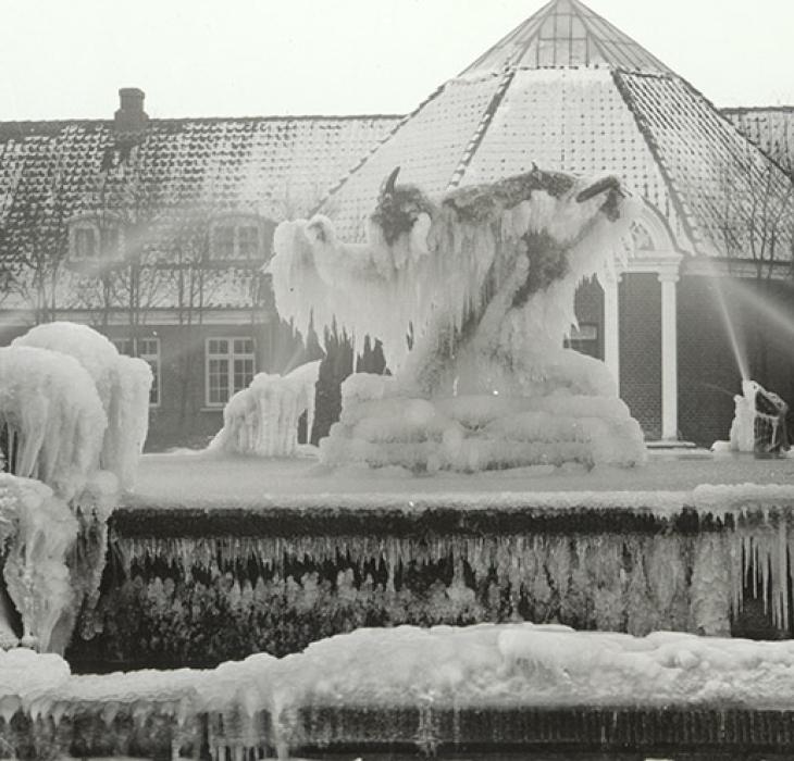 Springvandstrolden foran Vejen Kunstmuseum - med is-pels